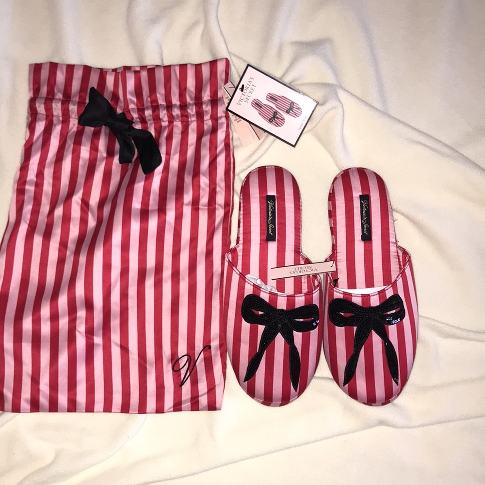 NWT Victoria’s Secret striped satin slippers & matching drawstring bag size S